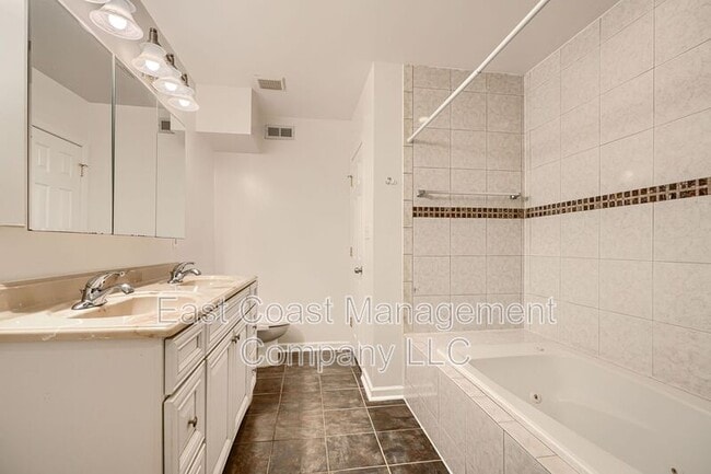 Building Photo - 2826 Huntingdon Ave