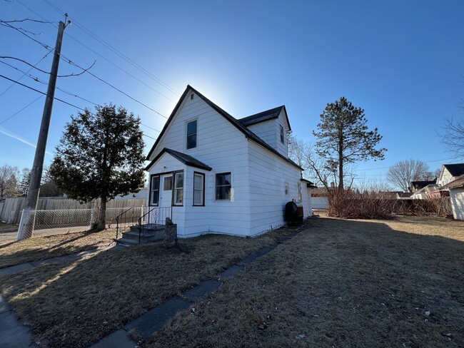 Building Photo - AVAILABLE JUNE - 4 Bed 1 Bath House in the...