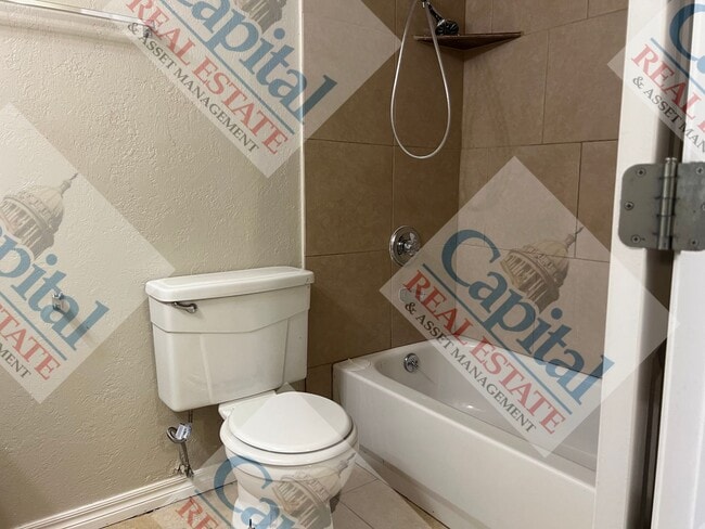 Building Photo - Charming 3 Bedroom