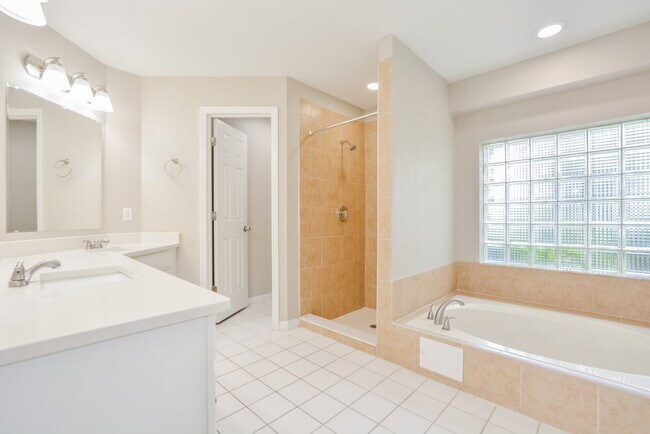 Building Photo - 2294 Lake Pointe Cir