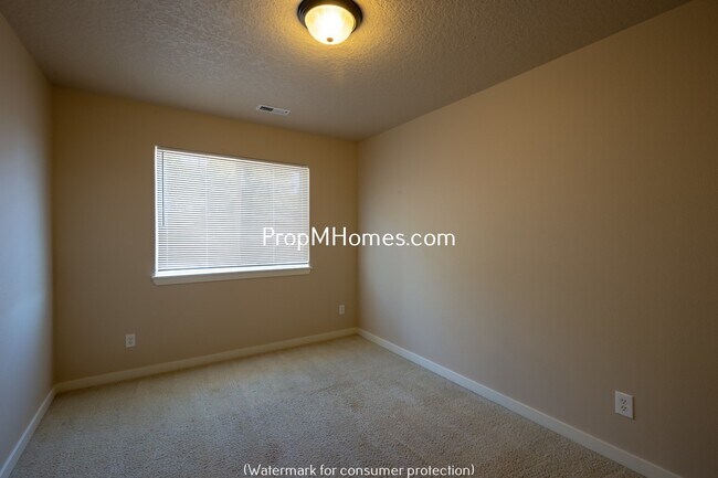 Building Photo - Three Bedroom Townhome in Great Canby Neighborhood!