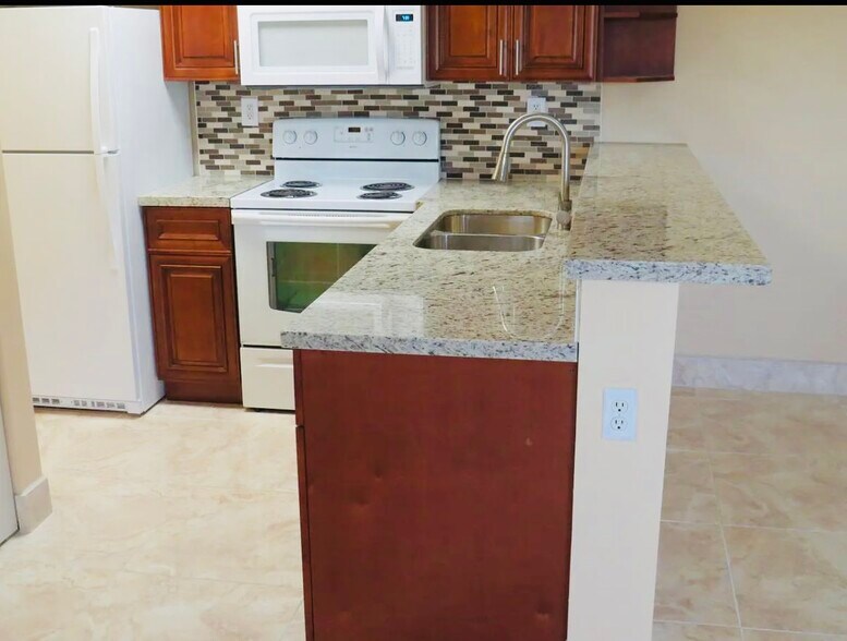 Building Photo - 861 SE 8th Ct