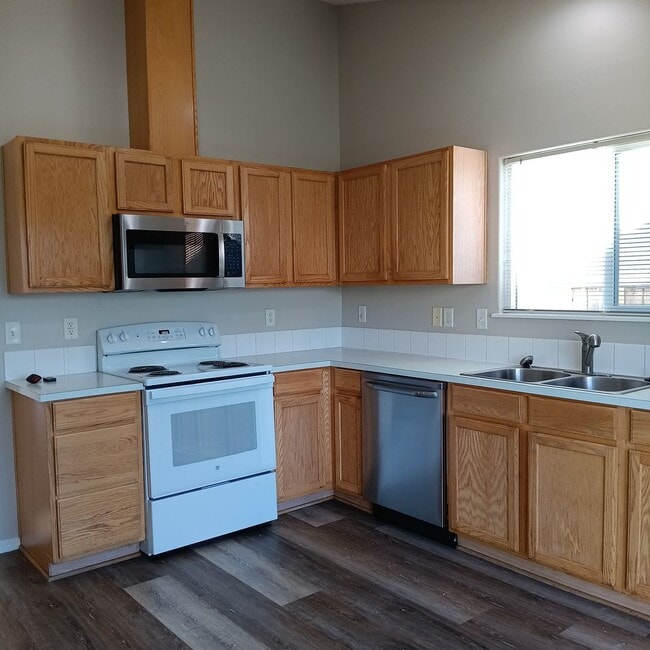 Building Photo - Relax and Enjoy Your Next Home in Monouth!