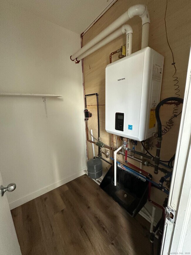 Building Photo - 220 Maplewood Ave