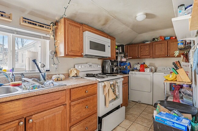 Building Photo - 412 N Thayer St