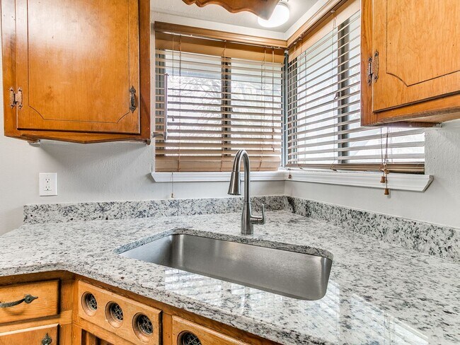 Building Photo - 721 E Bouse Dr