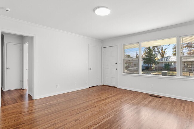 Building Photo - 3BR/1BA Home with W/D Hookups + Holiday Move-In Special $150 !!