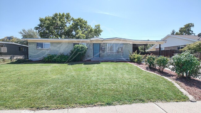 Primary Photo - Vintage, Taylorsville 3 bedroom home room ...