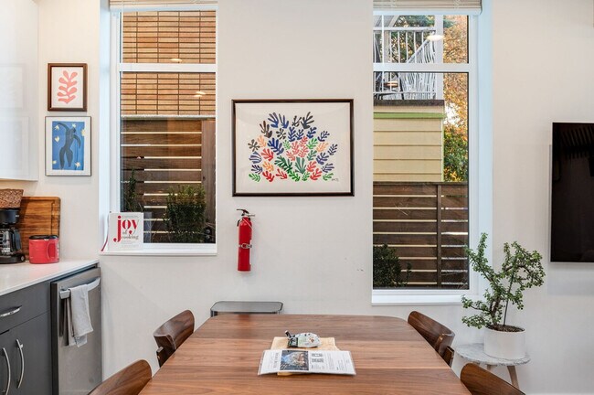 Building Photo - 764A Belmont Pl E