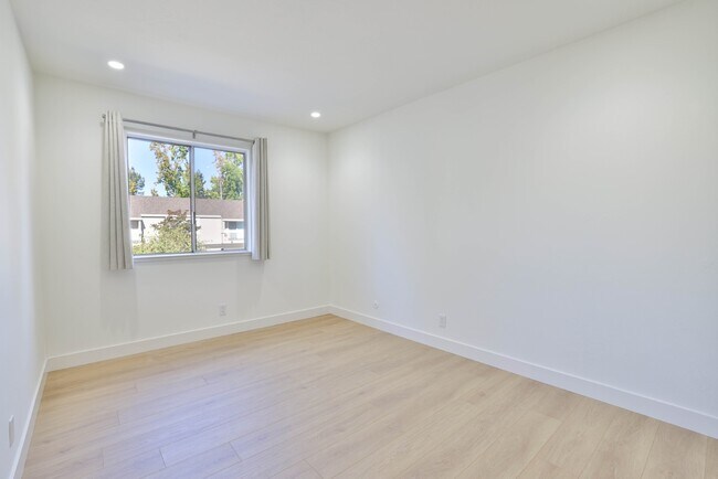 Building Photo - Newly renovated townhome in Cupertino with top schools and great amenities