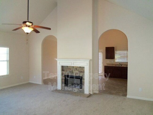 Building Photo - 1310 Ingersoll Dr