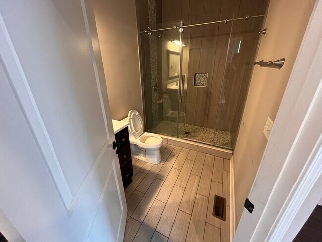 Building Photo - Beautiful 2 Bedroom Downtown!