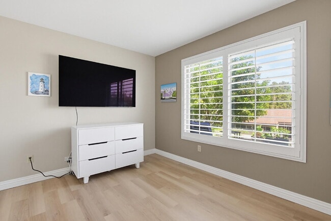 Building Photo - $3,200 - Charming 2-Bedroom + Optional 3rd Bedroom/Office Condo in Desirable Oaks North 55+ Commu...