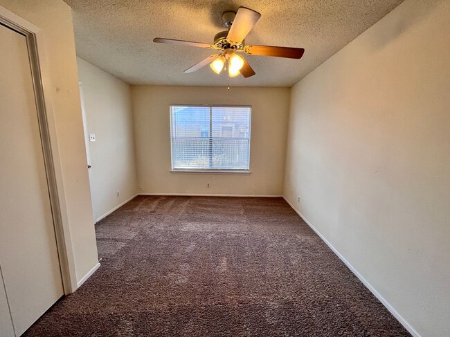 Building Photo - Nice 3/2 duplex in Round Rock.