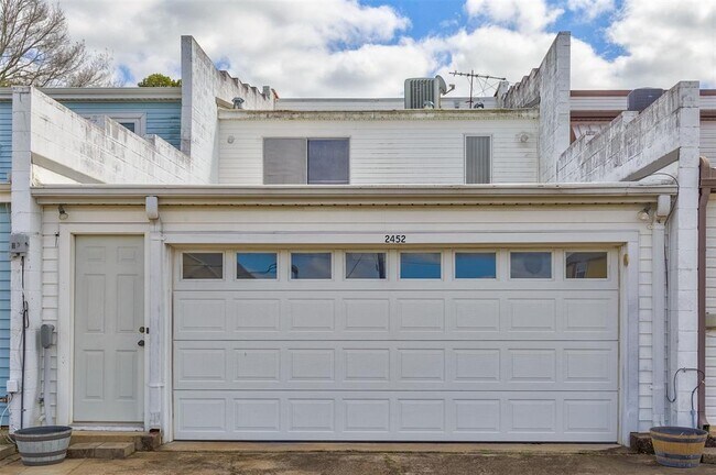 Building Photo - 2452 Country Club Dr