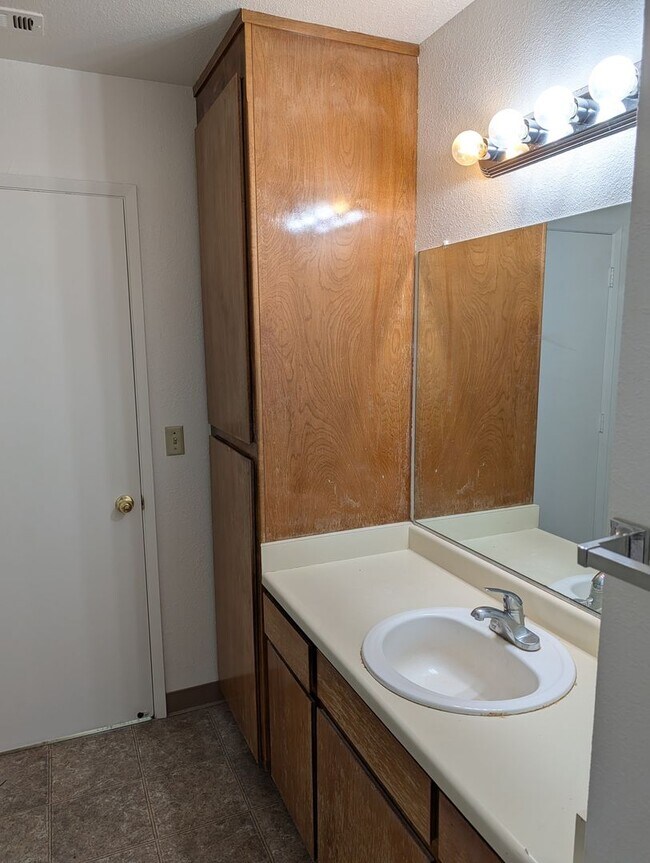 Building Photo - Great Townhouse in Anderson
