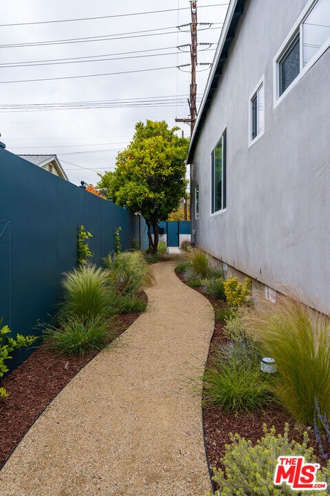 Building Photo - 1460 Yosemite Dr