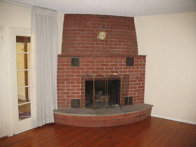 They do not make fireplaces like this anymore. Heating vents also - 3121 W Wyoming Ave
