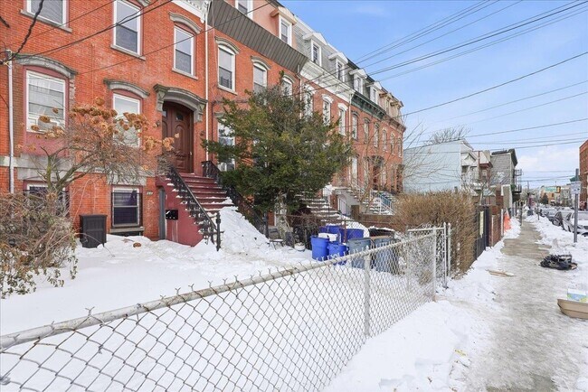 Building Photo - 289 Forrest St