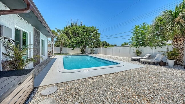 Building Photo - 1302 Mango Ave
