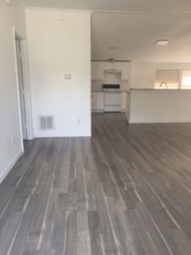 Building Photo - Spacious and Clean 3 BR HOUSE - Looking for the right people to call home!