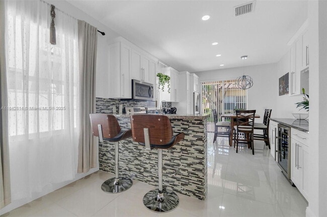 Building Photo - 3920 NE 13th Dr