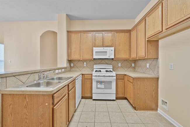 Building Photo - 12119 Lakewood Villa Dr