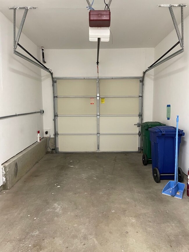 Building Photo - Spacious 2 Bed 2.5 Bath Townhome Style Con...