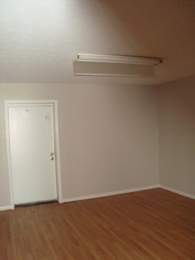 Building Photo - Three bedroom/2bathroom Condo available fo...