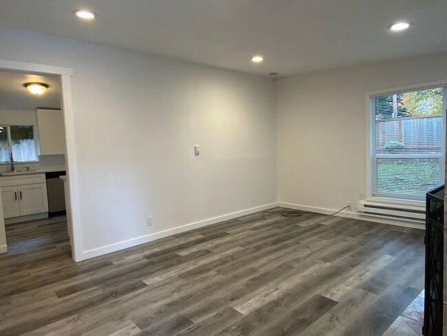 Building Photo - Renovated single family home in Seattle! B...