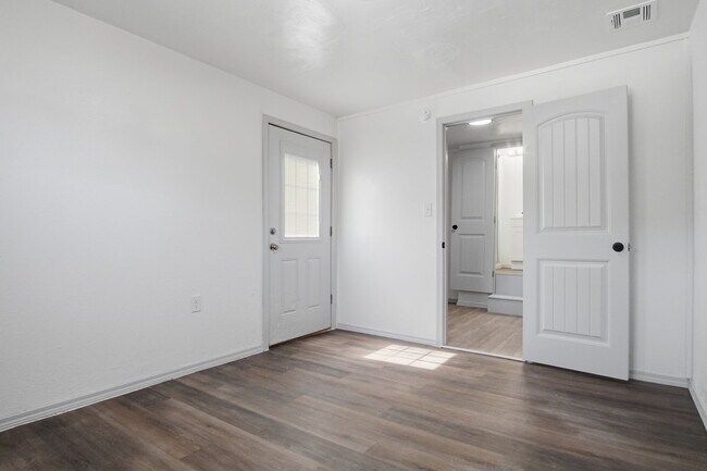 Building Photo - 549 E Ercoupe Dr