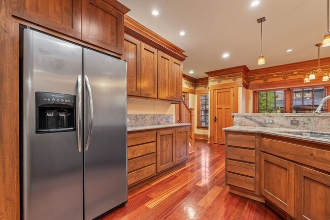 Building Photo - Luxury 3-Bedroom, 2.5-Bath Townhouse Retre...