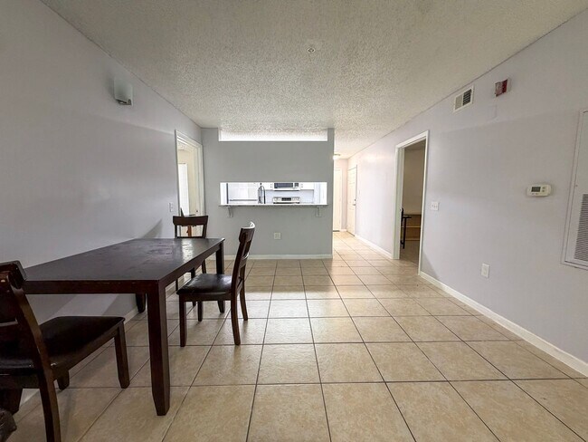 Building Photo - 4BR/4BA Condo off SW 34th Street - available NOW!