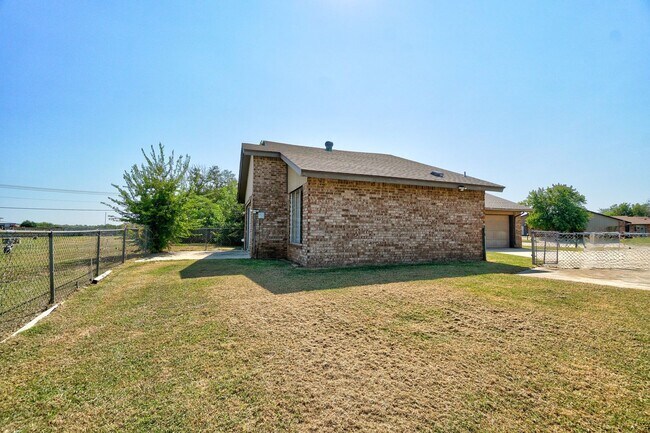 Building Photo - 2 bedroom 2 Bath 2 Car Garage Duplex Avail...