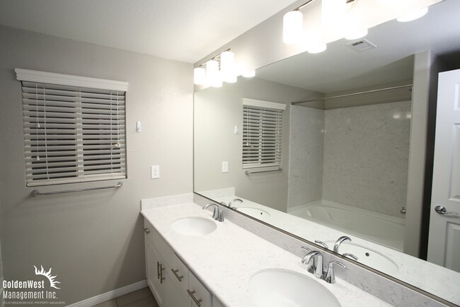 Building Photo - Beautifully Updated 4Bdm 3Ba Two-Story Home Located in the Heart of Southern Highlands!