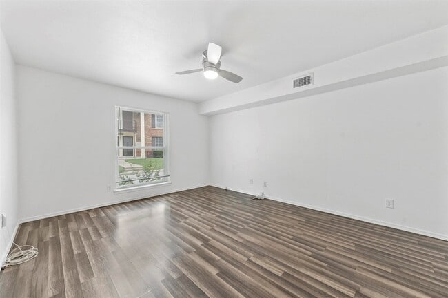 Building Photo - 4002 Ridglea Country Club Dr