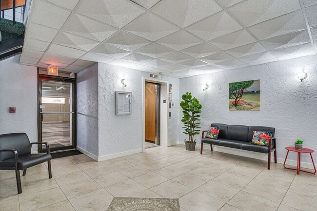 Building Photo - 6260 Palma Del Mar Blvd S