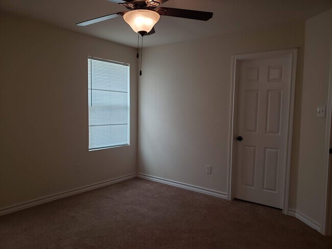 Building Photo - Townhome END unit
