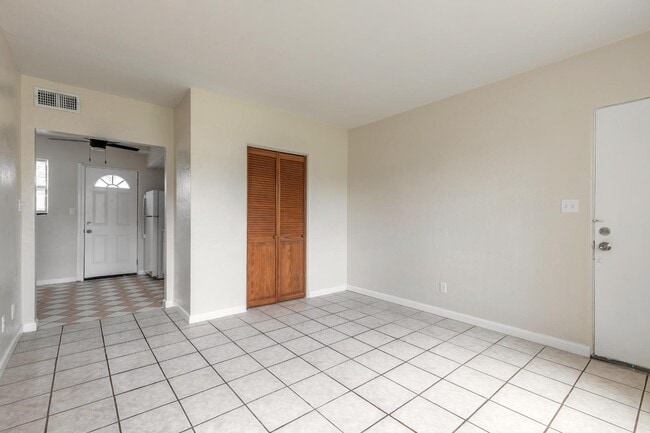 Building Photo - 407 University Blvd