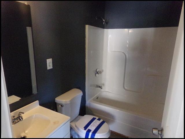 Building Photo - 2323 S Spring St