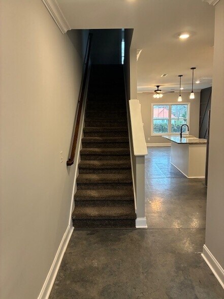 Building Photo - 744 Gracey Ave