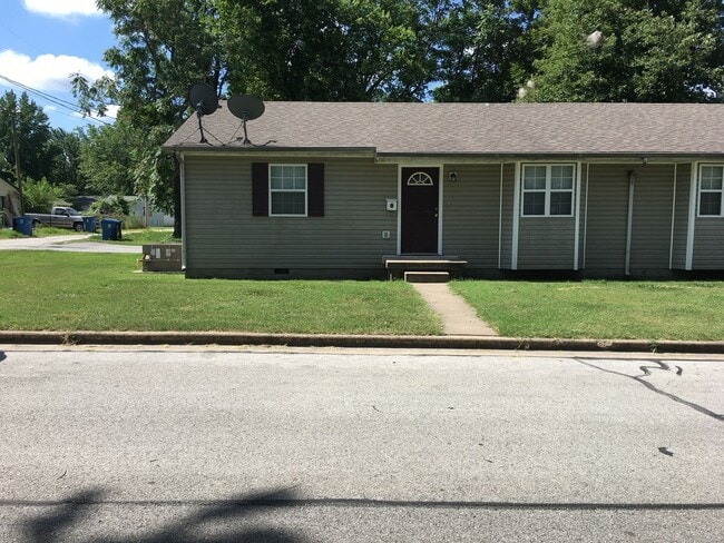 Building Photo - 2 Bedroom 1 Bath Duplex.  Great Central Lo...