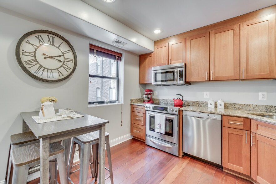 Kitchen with top of the line appliances - 1354 Euclid St NW