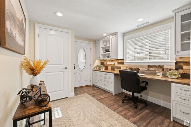 Building Photo - Beautiful 4 Bd. 3 Bath Home w/Mother-In-La...