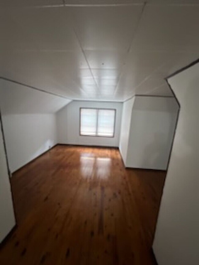 Building Photo - Spacious 3-Bedroom, 2-Bath Bungalow with G...