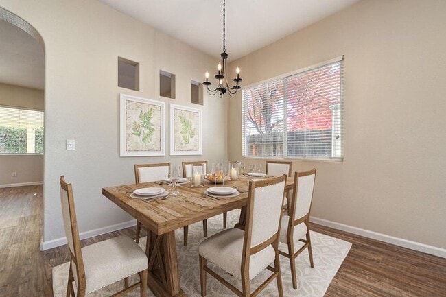 Building Photo - Gorgeous Roseville 4 Bedroom