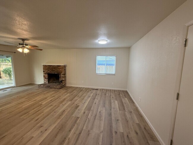 Building Photo - Fully remodeled single story located in Lakewood School District!