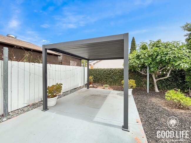 Building Photo - Inviting 3BD/2BA South Park Home with Turf Yards, Hardwood Floors & A/C