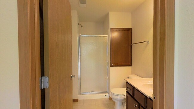 Building Photo - Condo Style Upper 3 Bedroom 2 Bathroom Apartment is Available