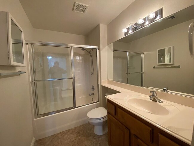 Building Photo - Pet Friendly 2 Bedroom Home in Desirable 5...